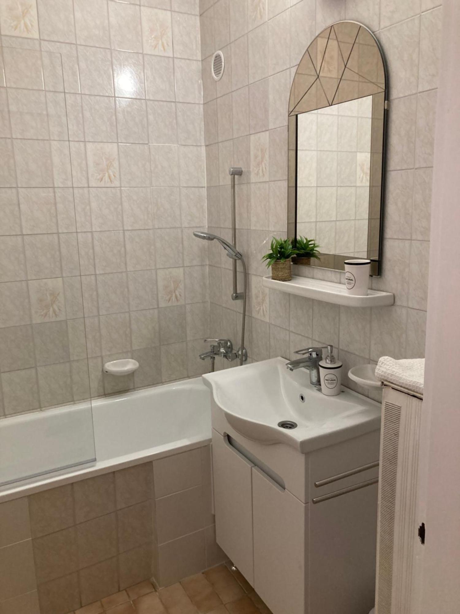 Belvarosi Classic Apartman 85 Square Meters Szombathely Esterno foto